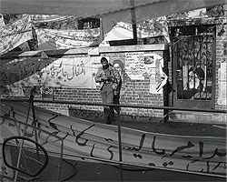 Революционный студент, издали позирующий фотографу у стены посольства США в Тегеране 4 ноября 1979 года, при ближайшем рассмотрении приобретает черты сходства с нынешним президентом Ирана 