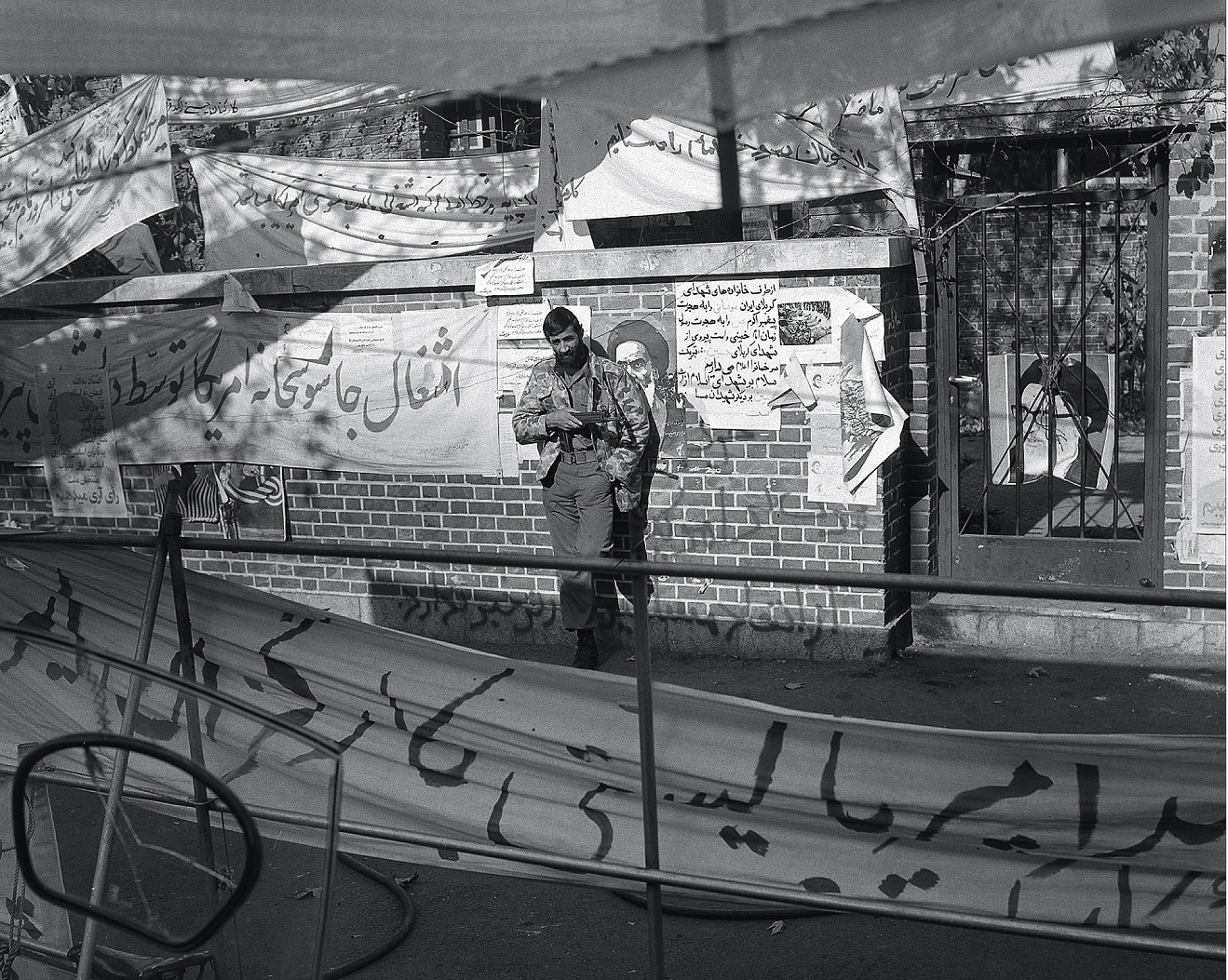 Революционный студент, издали позирующий фотографу у стены посольства США в Тегеране 4 ноября 1979 года, при ближайшем рассмотрении приобретает черты сходства с нынешним президентом Ирана 