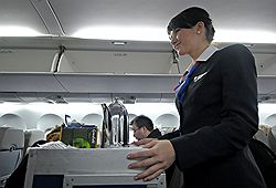 2013 - ЕС продлил запрет на провоз жидкостей на борту самолетов до 2013 года KSP_010745_00421_1_t207