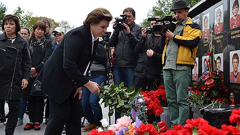 В Ярославле почтили память погибших хоккеистов «Локомотива» // В траурных мероприятиях приняли участие сотни людей