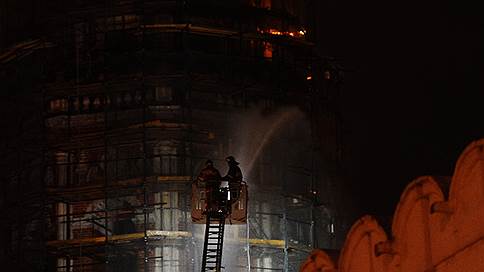 В тушении пожара в Новодевичьем монастыре задействованы 29 единиц техники и 113 человек