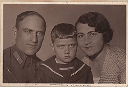 Мераб (в центре) с отцом Константином Николаевичем и матерью Ксенией Платоновной. Середина 1930-х. Из семейного архива