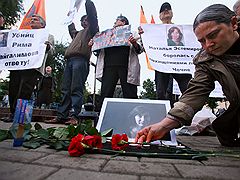 24 августа 2009, Россия, Москва.Митинг, посвященный памяти убитой в Чечне активистки правозащитного центра Мемориал Натальи Эстемировой. Митинг, организованный центром Мемориал и движением За права человека, прошел на Чистопрудном бульваре у памятника Александру Грибоедову. 