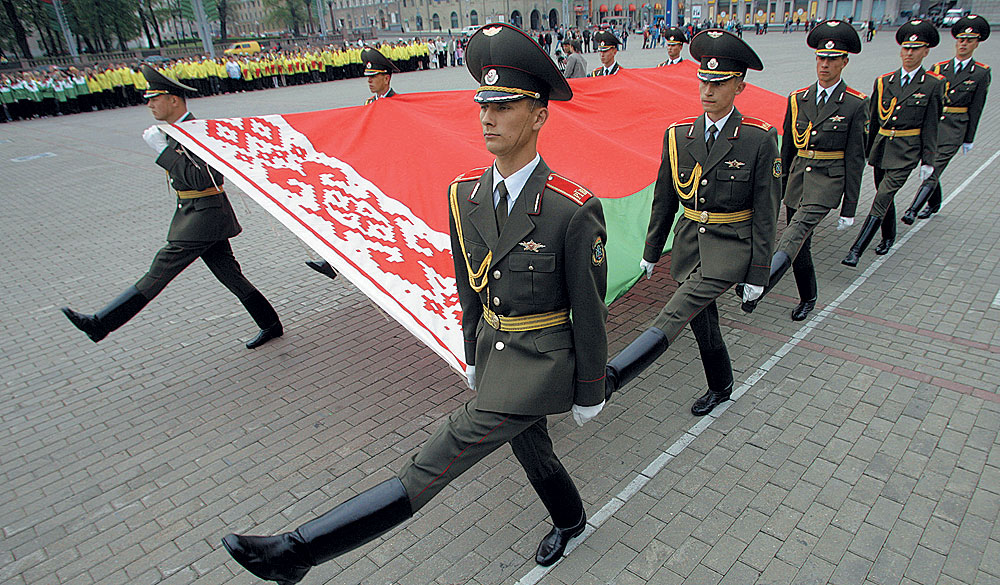  Знамя с усами 
       Праздник государственного флага в Белоруссии. Минск, 2006 (в 1995 году референдум, созванный Александром Лукашенко, восстановил в качестве госсимвола флаг Белорусской ССР) 