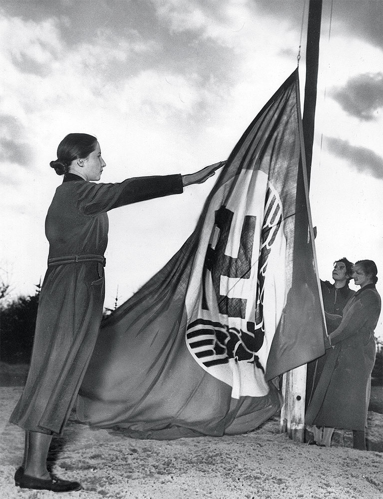  Фашистская зорька 
 Гитлерюгендский лагерь под Берлином, 1938 