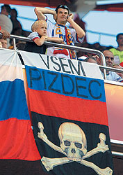  Все флаги в кости к нам 
 Болельщики из России на чемпионате Европы по футболу. Лиссабон, 2004 