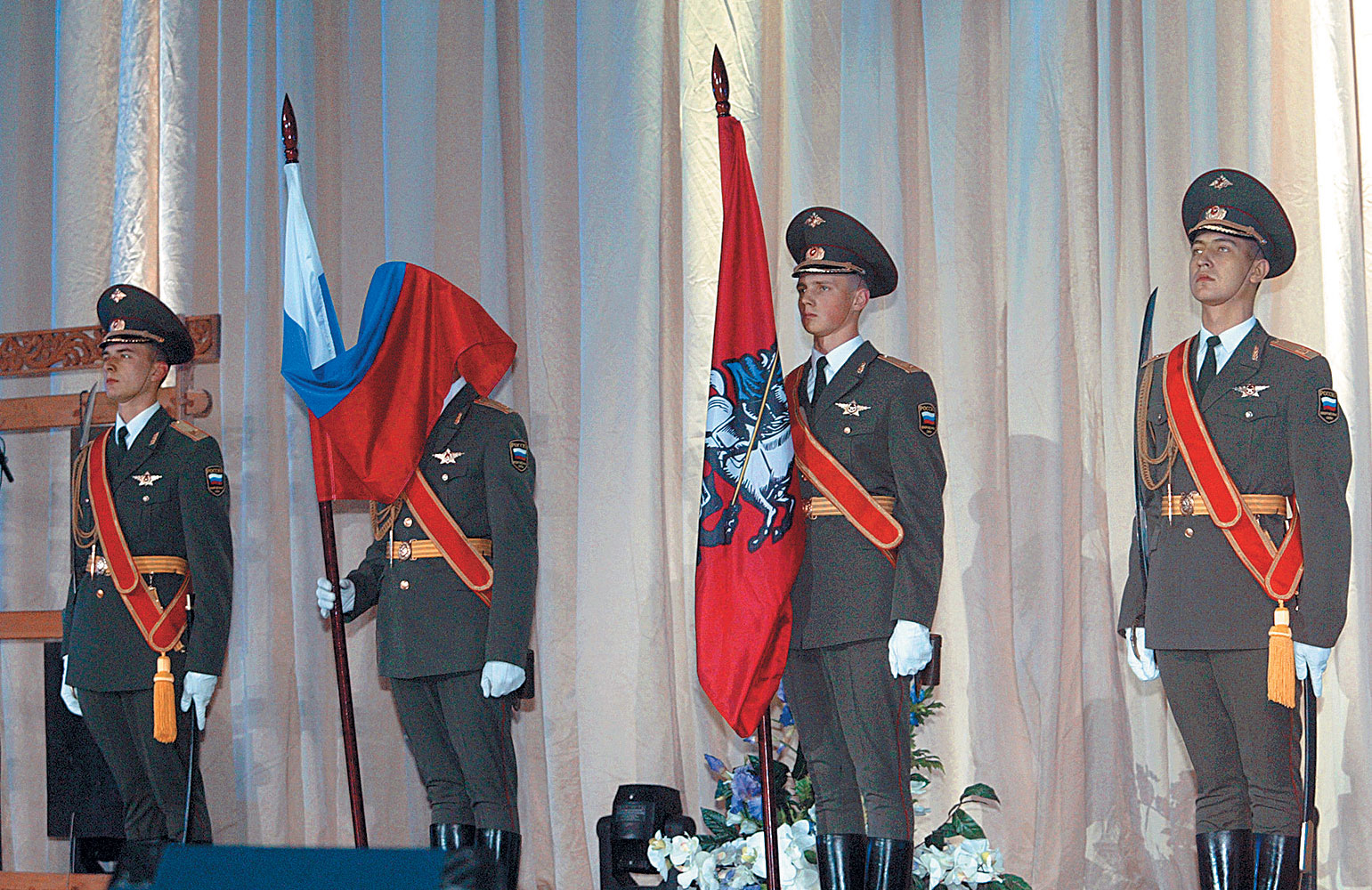  В праздничном убранстве воины столицы 
       Почетный караул на церемонии вручения орденов Святого Александра Невского. Москва, 2004 