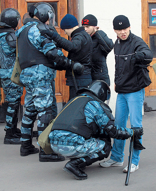 Москва. Сотрудники ОМОН ищут у станции метро "Парк культуры" излишки русскости 