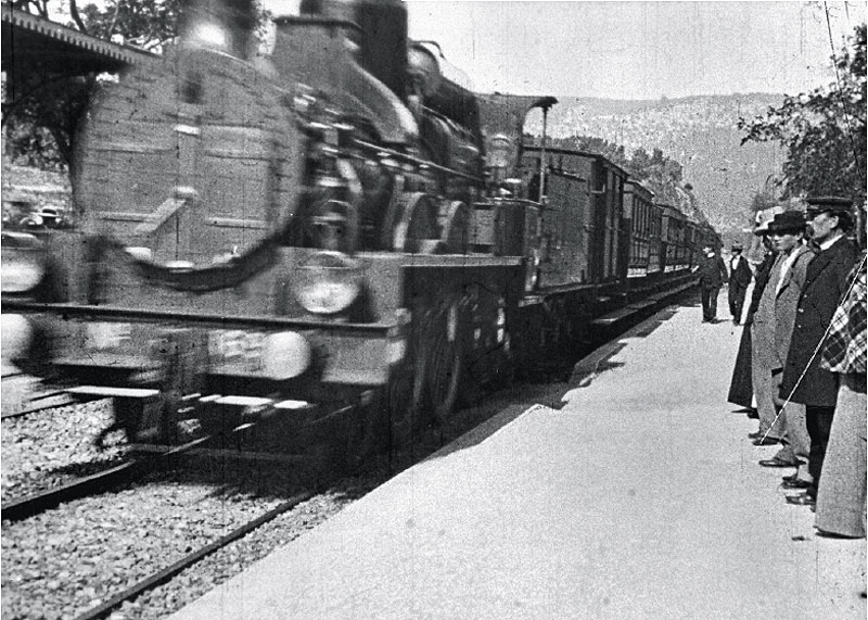кадр из фильма "Прибытие поезда на вокзал Ля Сиота"