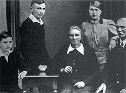 В детстве Йозеф Ратцингер (первый слева) и его старший брат Георг (второй слева) охотнее всего играли в мессу