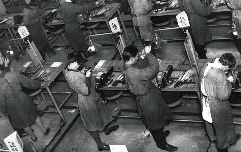 Когда в 1925 году при биржах труда открылись курсы переподготовки, в СССР было 10 млн безработных. Из тех, кто прошел переподготовку, на работу смогли устроиться только 20 тыс.