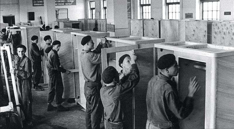 Только в колонии молодой советский человек был абсолютно уверен, что он сможет реализовать свое конституционное право на труд