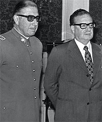 ...спасти Чили от президента Альенде (на фото справа) 11 сентября 1973 года исполнил генерал Пиночет (на фото слева), за три недели до этого назначенный Альенде командующим сухопутными войсками