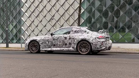 BMW представила тизер купе M2 нового поколения