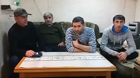 Дагестанский моряк встал в пикет у суда // В Астрахани начали голодовку экипажи трех арестованных теплоходов