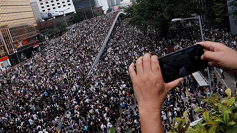 В Гонконге депутатов остановили арматурой // Многотысячные акции протеста привели к переносу дебатов по непопулярному закону