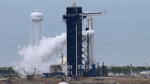 «Дракон» не взлетел // В США сорвался первый пилотируемый старт космического корабля компании SpaceX