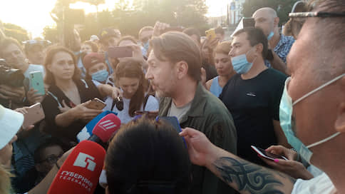 «Люди все вменяемые и говорят правильные вещи» // Сергей Шнуров посетил акцию протеста в Хабаровске