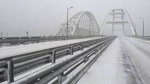 Крымский мост занесло снегом // Автомобильное движение между Кубанью и Крымом закрыто из-за непогоды