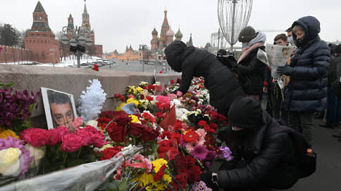 «Этот мост обязательно когда-нибудь переименуют» // В Москве возложили цветы к месту убийства Бориса Немцова