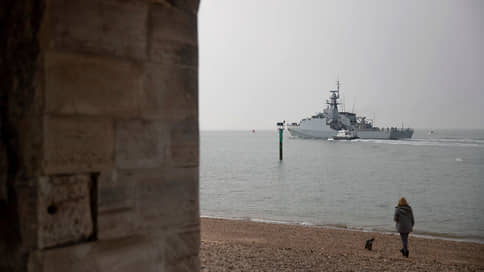 Черноморскому флоту демонстрируют иностранные флаги // Британский корабль отправился в Одессу на смену американскому