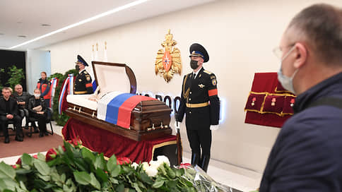С министром простились сиренами // Евгения Зиничева похоронили в Санкт-Петербурге, а поминали всей страной