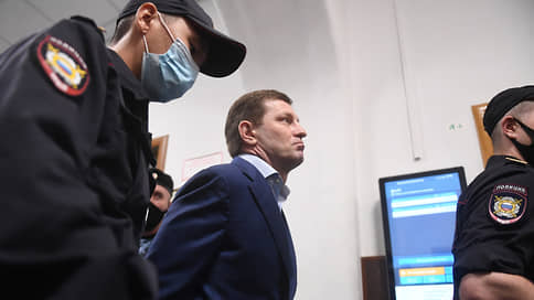Сергей Фургал зачитался // Суд продлил экс-губернатору арест и хочет ограничить его в изучении уголовного дела
