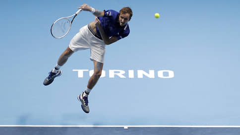 Даниил Медведев полуфинально ускорился // Теннисист второй год подряд сыграет в решающем матче итогового турнира ATP
