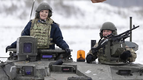Глава МИД Великобритании прокатилась на танке в Эстонии