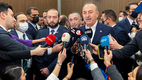 От переговоров ждут шагов через границу // Армения предлагает Турции открыть сухопутное передвижение сначала для избранных, а затем для всех