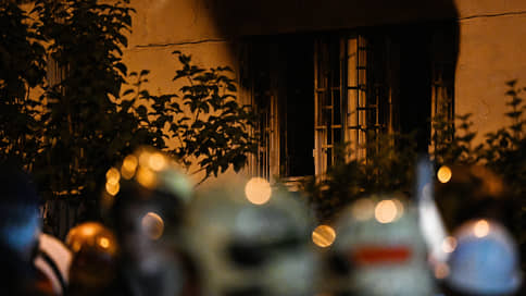 Сгорели за решеткой // Жертвами пожара в московском хостеле стали восемь человек