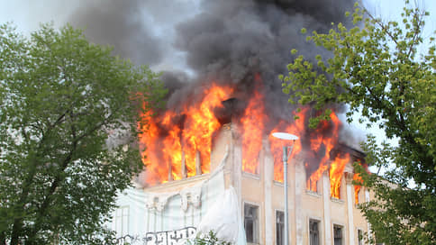 Дом офицеров попал под огонь // В результате пожара в Саратовской области пострадал объект культурного наследия