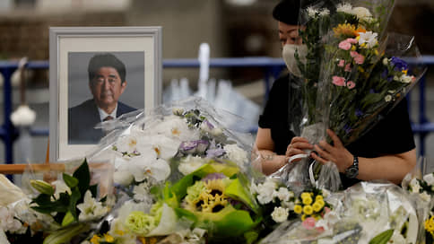 Прах Синдзо Абэ не нашел успокоения // Готовящиеся государственные похороны экс-премьера Японии омрачены скандалом