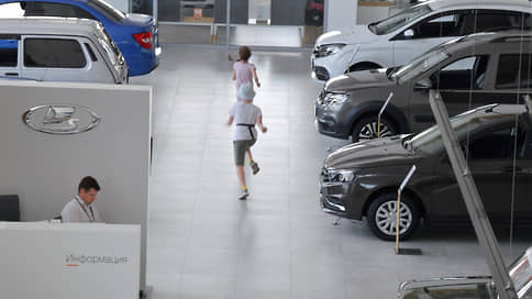 Авторынок сократил падение в августе // Более 40% продаж пришлось на Lada