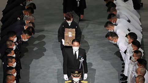 Синдзо Абэ похоронили без жертв // Экс-премьера Японии проводили в последний путь с государственными почестями и проклятиями