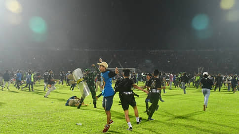 Беспорядки остановили индонезийский футбол // На матче чемпионата страны погибло более 120 человек