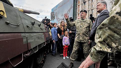 Военный парад накануне перемирия // Киев посылает Донбассу и Москве противоречивые сигналы