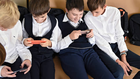 Школьников выводят из зоны доступа // Подготовлены рекомендации об ограничении использования детьми мобильных телефонов