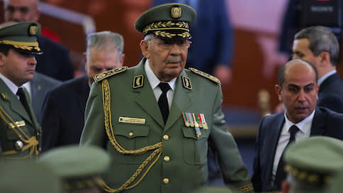 Алжирская армия потеряла примирителя // Смерть военачальника сулит одному из ведущих государств региона новую нестабильность