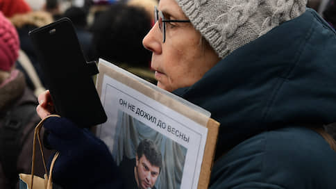 Память о Борисе Немцове вытесняют на окраины // Согласования траурных митингов 29 февраля в ряде городов приходится добиваться через суд