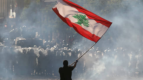 Бейрут трясет от взрыва // Ливанцы требуют смены власти, международные доноры — прозрачности и реформ