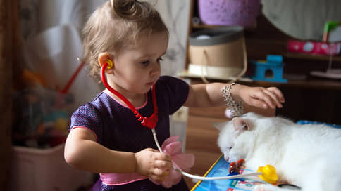 Аделина рисует левой // Двухлетнюю девочку спасет этапная микрохирургия