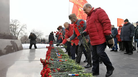 Коммунисты вышли на мирную церемонию // КПРФ отметила День защитника Отечества без чрезвычайщины