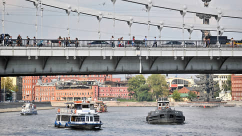 На Москву-реку спускают «Синичку» // К городскому транспорту добавляют 50-местные электрические суда с подсветкой