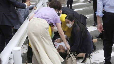 Ничто на земле не проходит бесстрельно // Экс-премьер Японии был убит во время предвыборного митинга