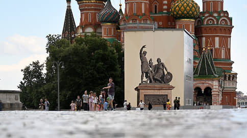 Минина и Пожарского придвинули к Кремлю // Основная реставрация памятника на Красной площади закончена