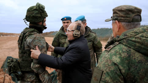 Президент с «веслом» // Владимир Путин в Рязани испытал на себе снайперскую винтовку Драгунова
