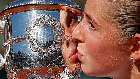 Остапенко обыграла Халеп в финале Открытого чемпионата Франции по теннису