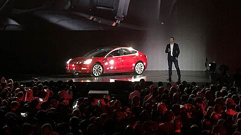 Илон Маск вручил ключи первым 30 владельцам автомобилей Tesla Model 3