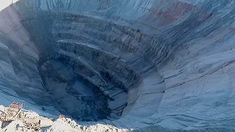 МЧС сообщает об отсутствии связи с 17 горняками в затопленной шахте Алроса
